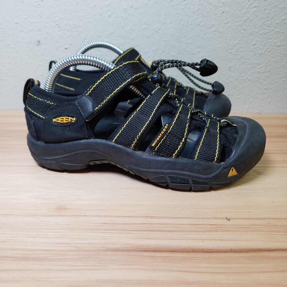 Keen Kids Size 2 Water Shoes Trail Sandals Black Camping Hiking Outdoor Gorpcore - Picture 7 of 11